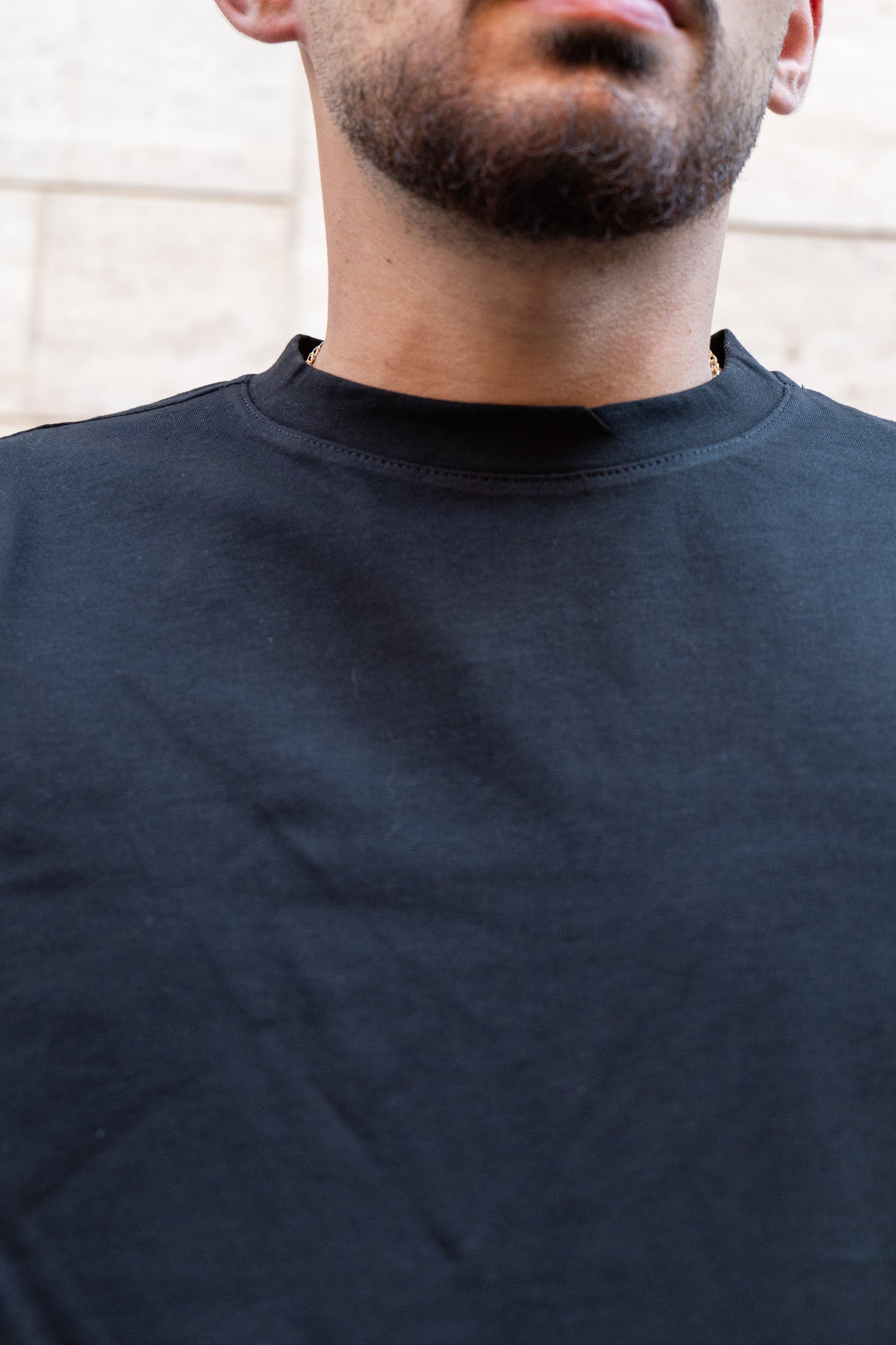 T-SHIRT GIRO COLLO NERA