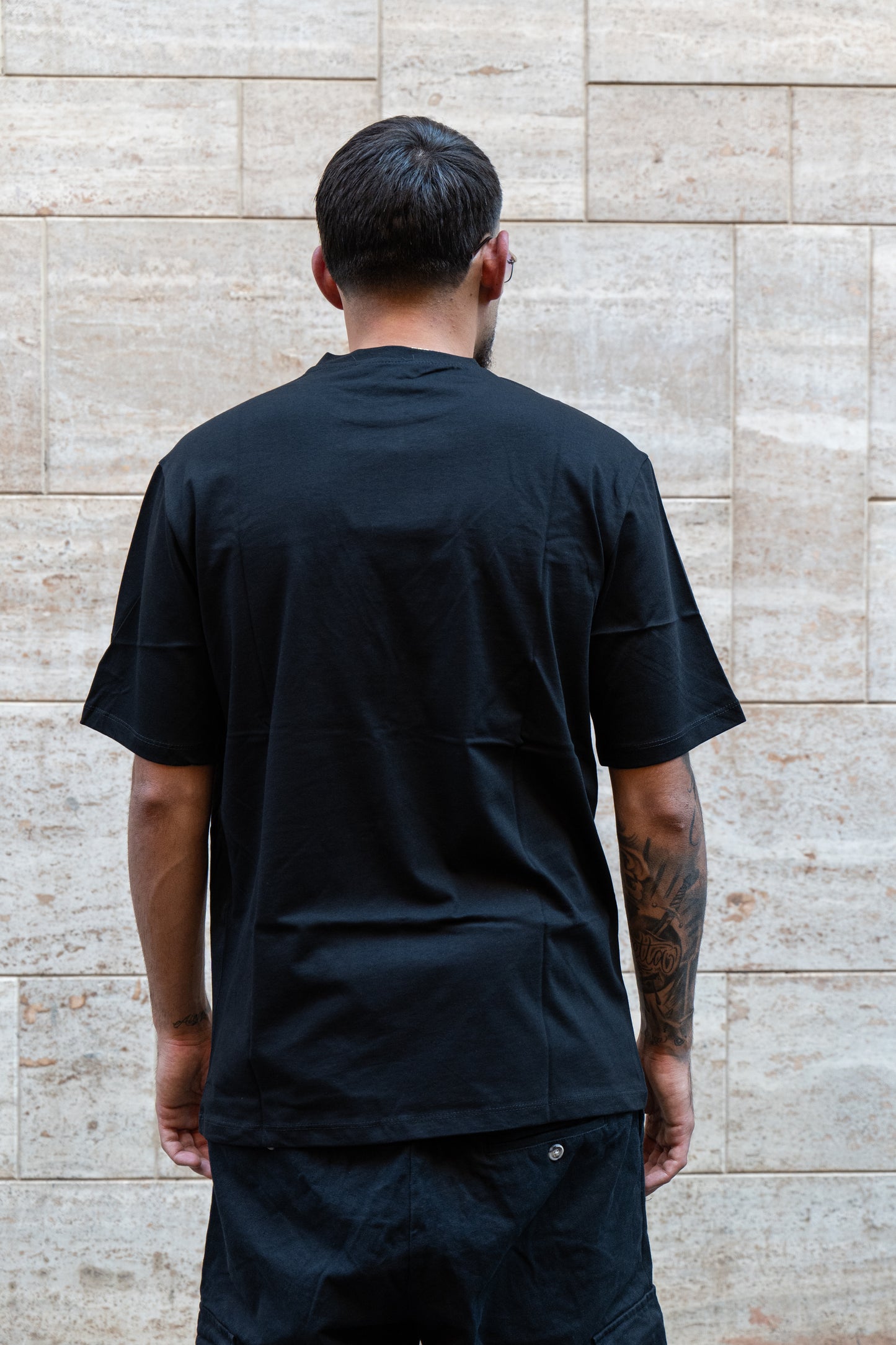 T-SHIRT GIRO COLLO NERA