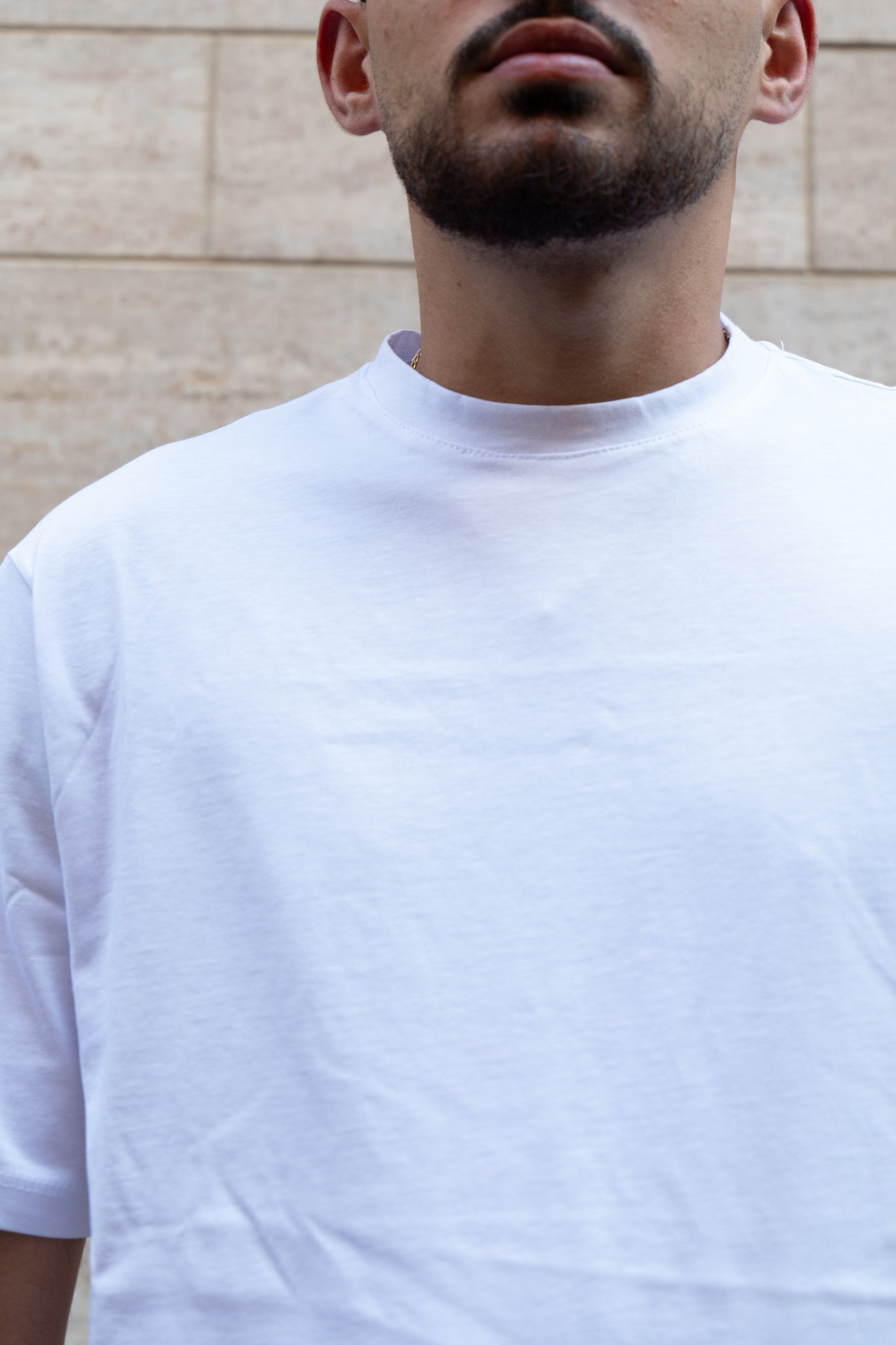 T-SHIRT GIRO COLLO NERA