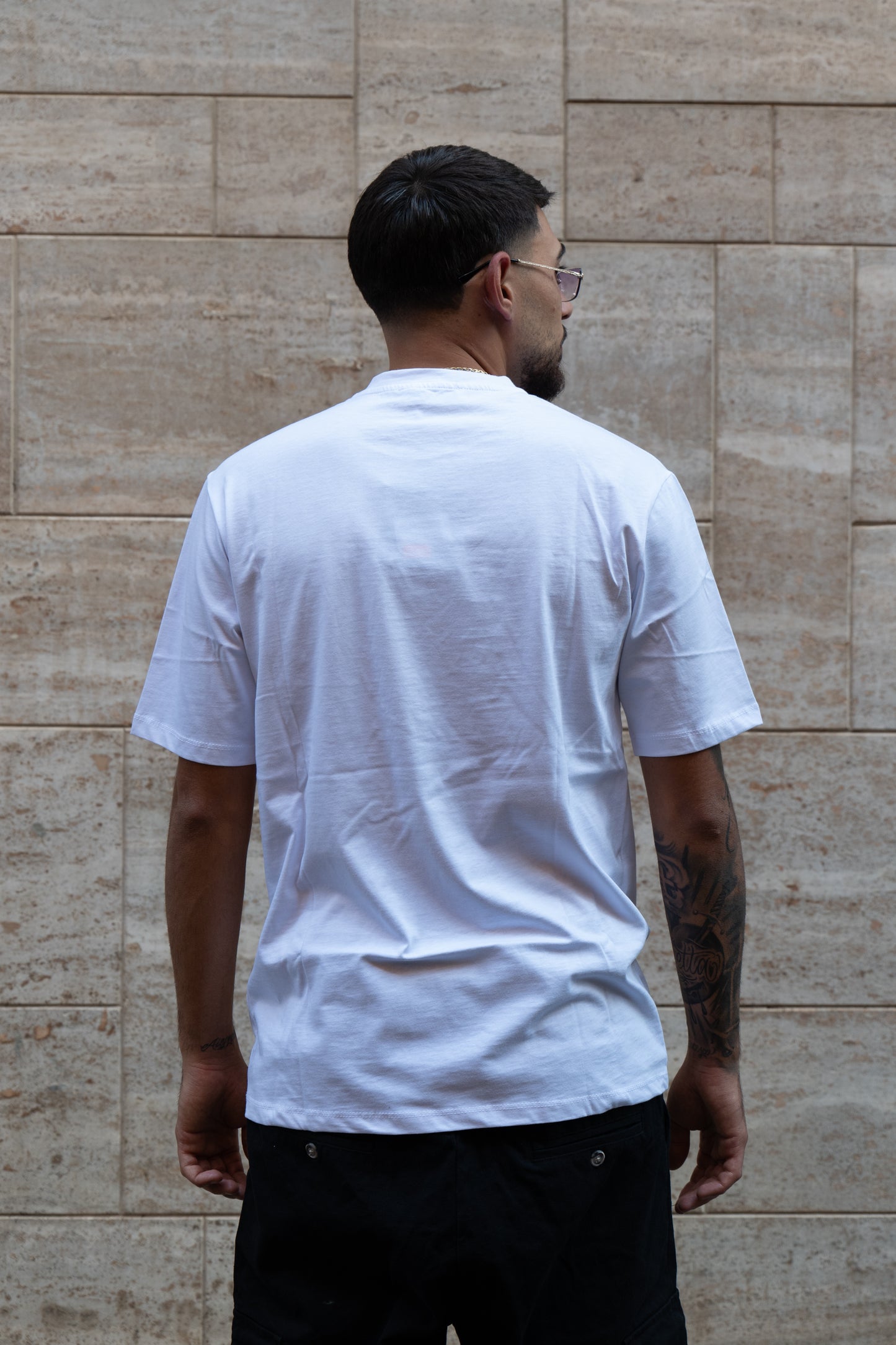T-SHIRT GIRO COLLO NERA